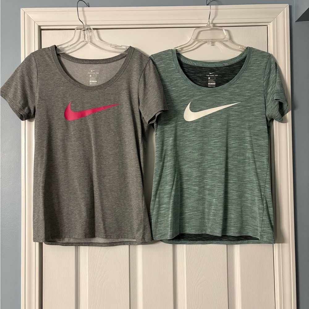 Set of 2 Nike Women's T-Shirts - Gray and Green